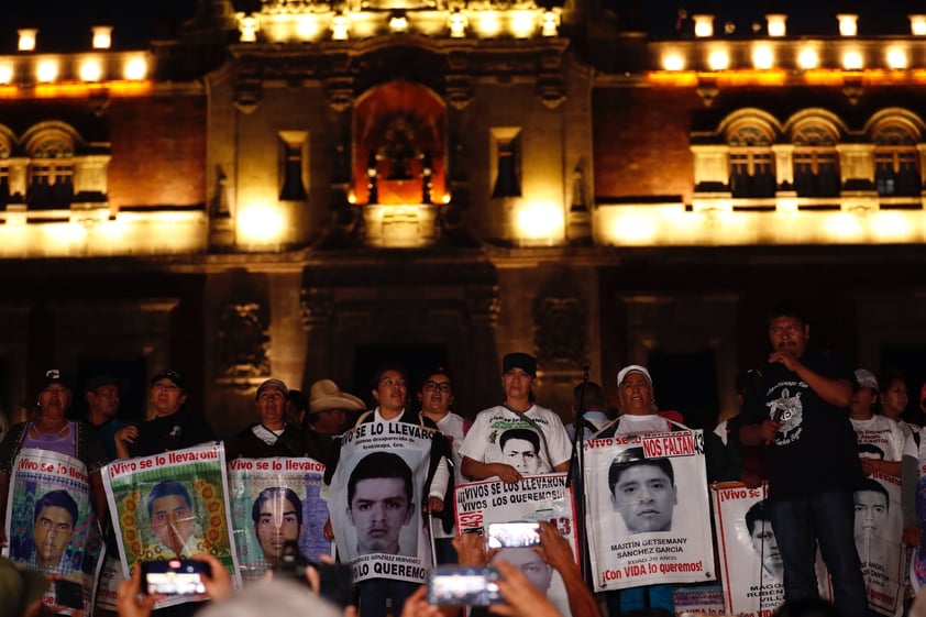 Miles marchan en CDMX en el 9 aniversario de la desaparición de los 43 de Ayotzinapa