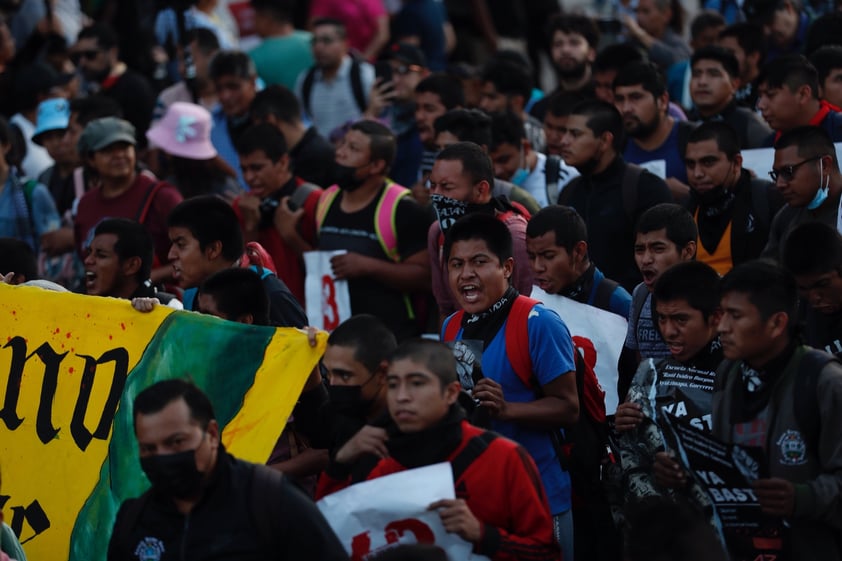 Miles marchan en CDMX en el 9 aniversario de la desaparición de los 43 de Ayotzinapa