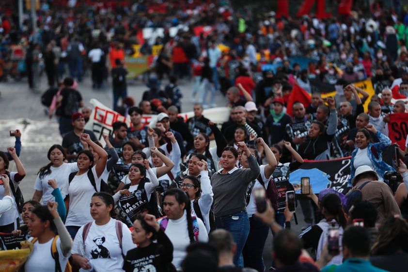 Miles marchan en CDMX en el 9 aniversario de la desaparición de los 43 de Ayotzinapa