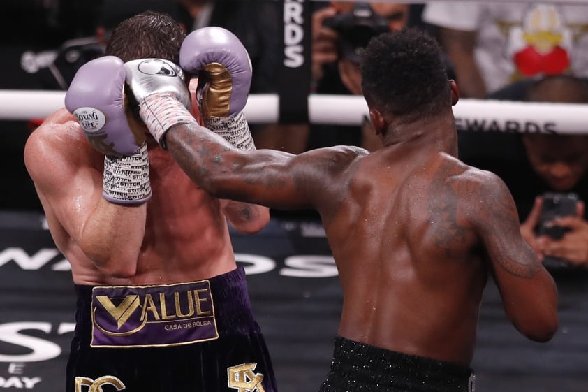 Canelo Álvarez vence a Jermell Charlo por decisión unánime