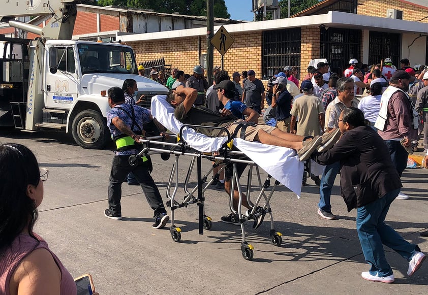 MEX7029. MATAMOROS (MÉXICO), 01/10/2023.- Personal de rescate atiende a heridos por el desplome del techo de una iglesia hoy, en Ciudad Madero, Tamaulipas (México).Una iglesia colapsó este domingo durante una ceremonia en Ciudad Madero, en el norteño estado mexicano de Tamaulipas, provocando el fallecimiento de al menos tres personas y varios heridos. EFE/STR