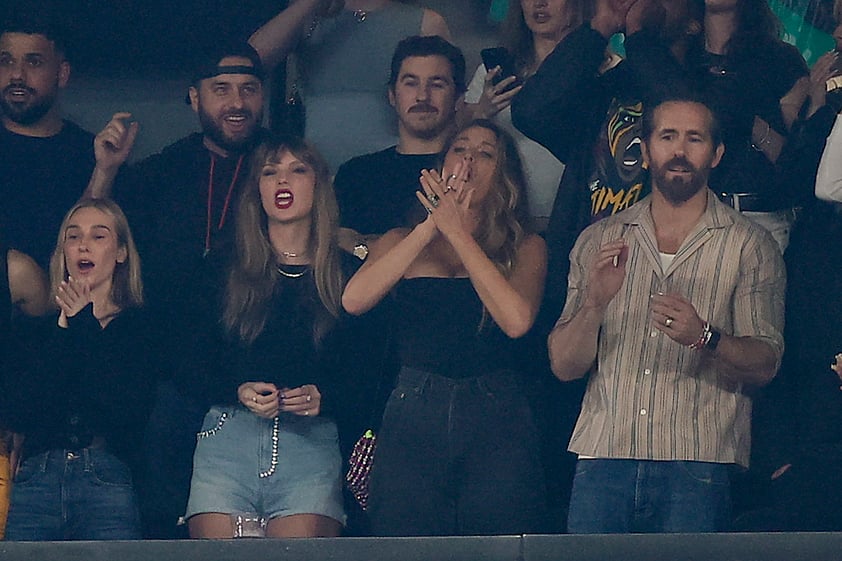 Taylor Swift se roba la atención en partido de Travis Kelce; estuvo acompañada de más famosos