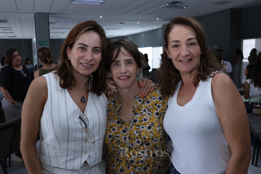 Sandra González, Marcela y Güera Montalvo.