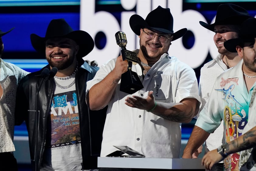 Peso Pluma supera a Bad Bunny en los Billboard Latin