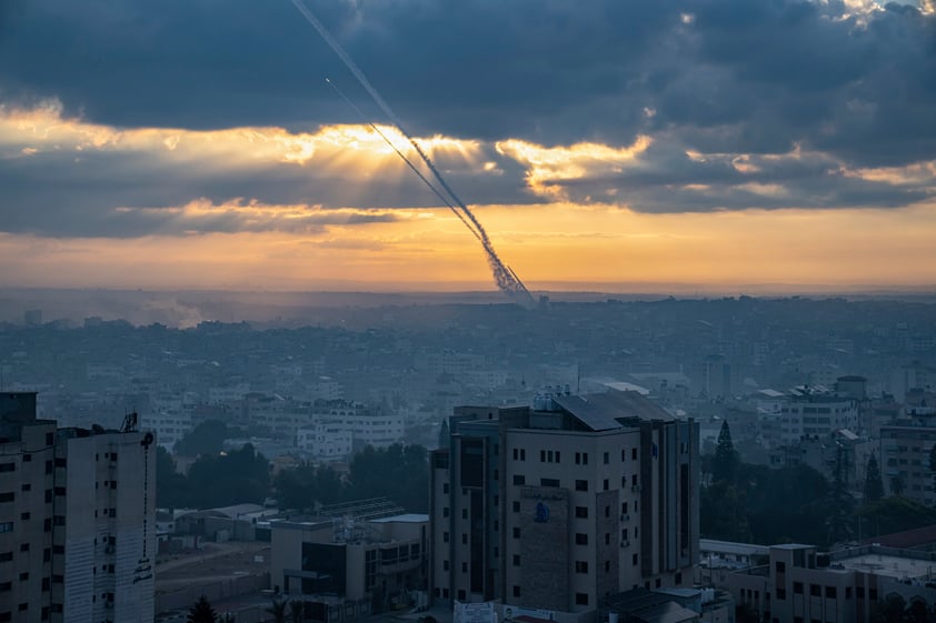 Hamás lanza ofensiva contra Israel; Ejército israelí responde con bombardeos en Gaza