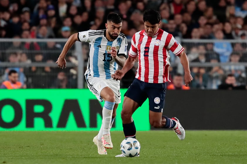 . BUENOS AIRES (ARGENTINA), 12/10/2023.- Nicolás González (i) de Argentina disputa el balón con Robert Rojas (d) de Paraguay hoy, en un partido de las Eliminatorias Sudamericanas para la Copa Mundial de Fútbol 2026 entre Argentina y Paraguay en el estadio Más Monumental en Buenos Aires (Argentina). EFE/ Luciano González