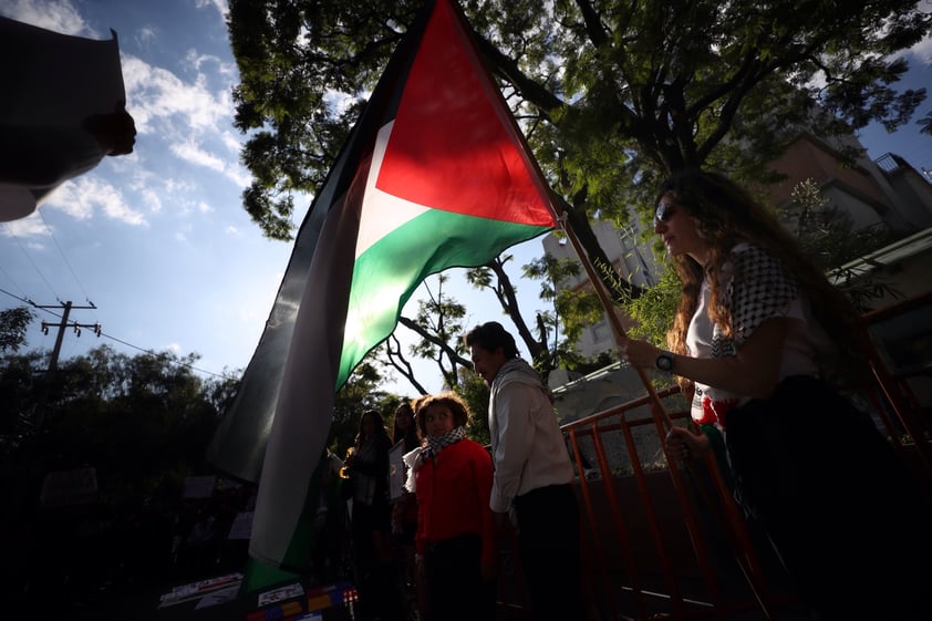 Protestan frente a embajada de Israel en CDMX contra bombardeos en Gaza