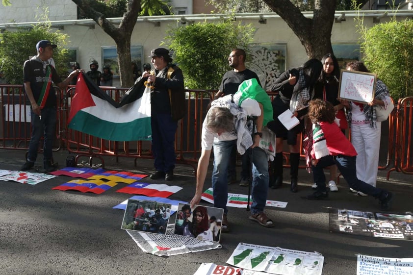 EEUM20231012SOC23.JPG
CIUDAD DE MÉXICO, Protest/Protesta-Palestina.- Organizaciones civiles en defensa de los derechos humanos, se manifiestan a las afueras de la Embajada de Israel en México, el jueves 12 de octubre 2023, para mostrar su rechazo a los bombardeos que realizó el ejército de Israel contra los territorios palestinos de la Franja de Gaza. Foto: Agencia EL UNIVERSAL/Carlos Mejía/MBAR