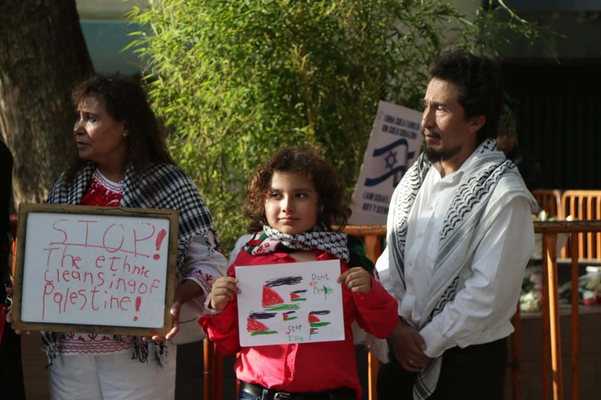 EUM20231012SOC22.JPG
CIUDAD DE MÉXICO, Protest/Protesta-Palestina.- Organizaciones civiles en defensa de los derechos humanos, se manifiestan a las afueras de la Embajada de Israel en México, el jueves 12 de octubre 2023, para mostrar su rechazo a los bombardeos que realizó el ejército de Israel contra los territorios palestinos de la Franja de Gaza. Foto: Agencia EL UNIVERSAL/Carlos Mejía/MBAR