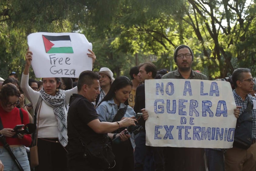 EUM20231012SOC25.JPG
CIUDAD DE MÉXICO, Protest/Protesta-Palestina.- Organizaciones civiles en defensa de los derechos humanos, se manifiestan a las afueras de la Embajada de Israel en México, el jueves 12 de octubre 2023, para mostrar su rechazo a los bombardeos que realizó el ejército de Israel contra los territorios palestinos de la Franja de Gaza. Foto: Agencia EL UNIVERSAL/Carlos Mejía/MBAR