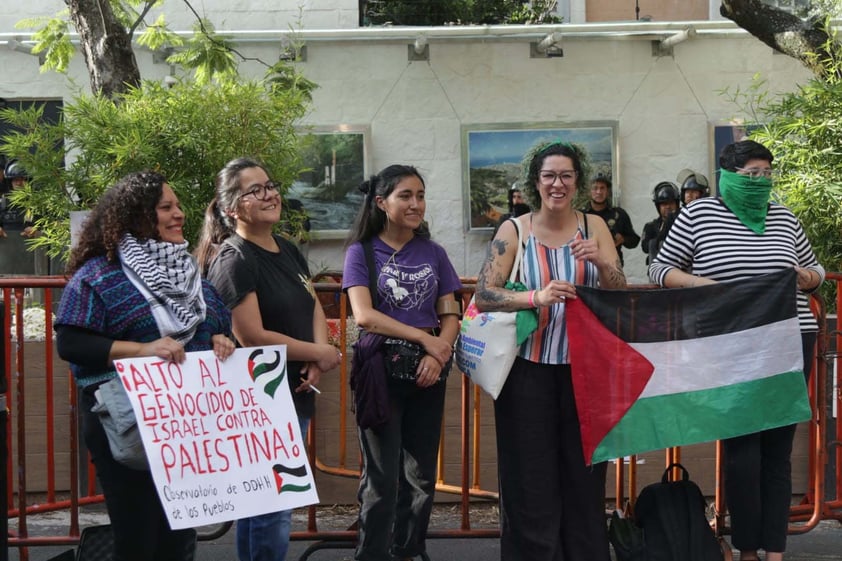 EUM20231012SOC26.JPG
CIUDAD DE MÉXICO, Protest/Protesta-Palestina.- Organizaciones civiles en defensa de los derechos humanos, se manifiestan a las afueras de la Embajada de Israel en México, el jueves 12 de octubre 2023, para mostrar su rechazo a los bombardeos que realizó el ejército de Israel contra los territorios palestinos de la Franja de Gaza. Foto: Agencia EL UNIVERSAL/Carlos Mejía/MBAR