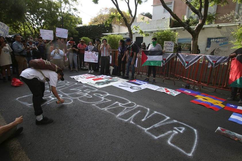 Protestan frente a embajada de Israel en CDMX contra bombardeos en Gaza