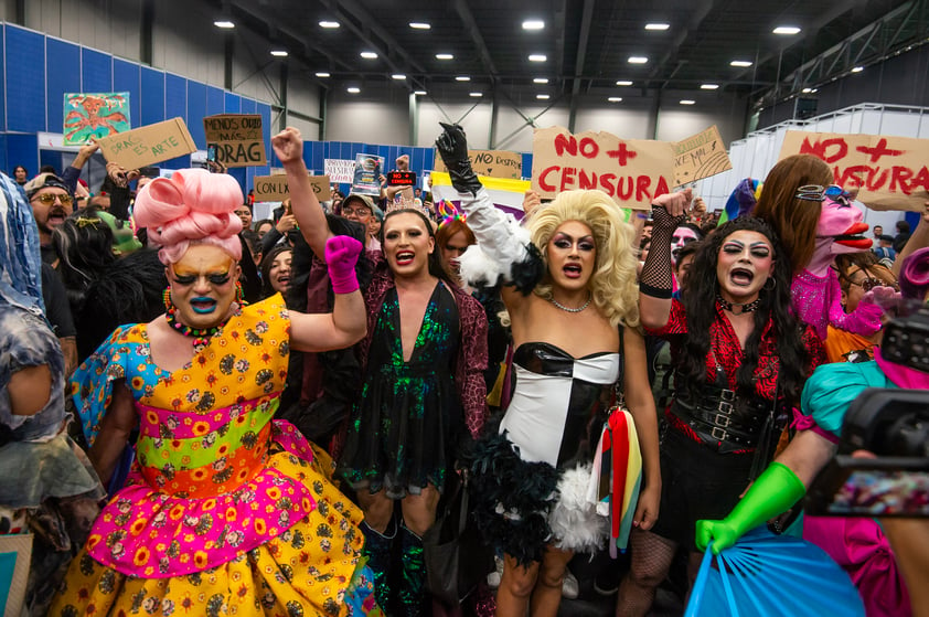 Drag queens se manifiestan en la FIL de Monterrey tras censura y cancelación de evento cuentacuentos