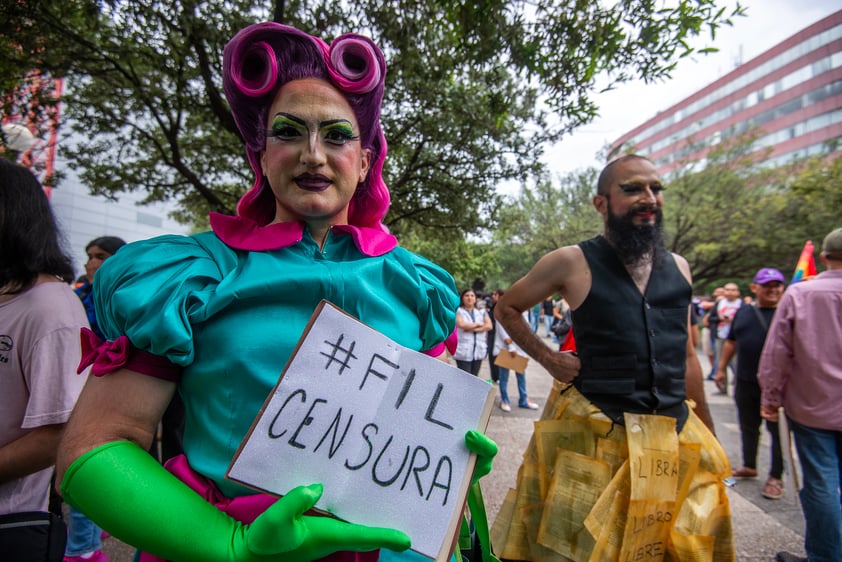 Drag queens se manifiestan en la FIL de Monterrey tras censura y cancelación de evento cuentacuentos