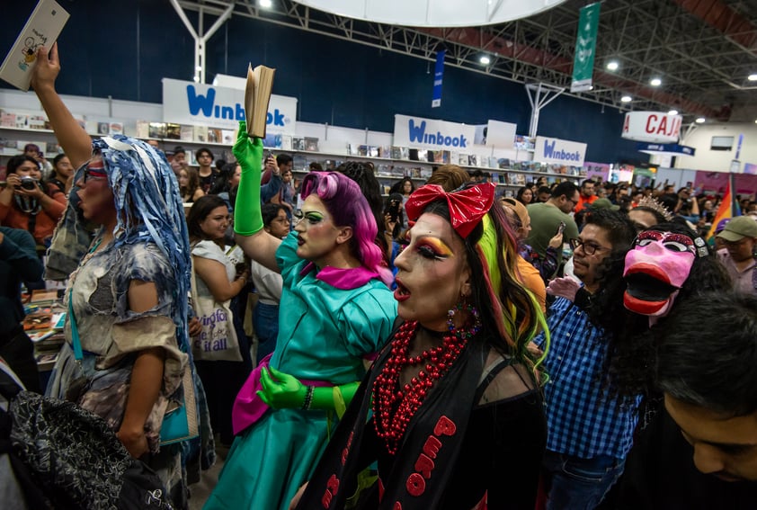 Drag queens se manifiestan en la FIL de Monterrey tras censura y cancelación de evento cuentacuentos