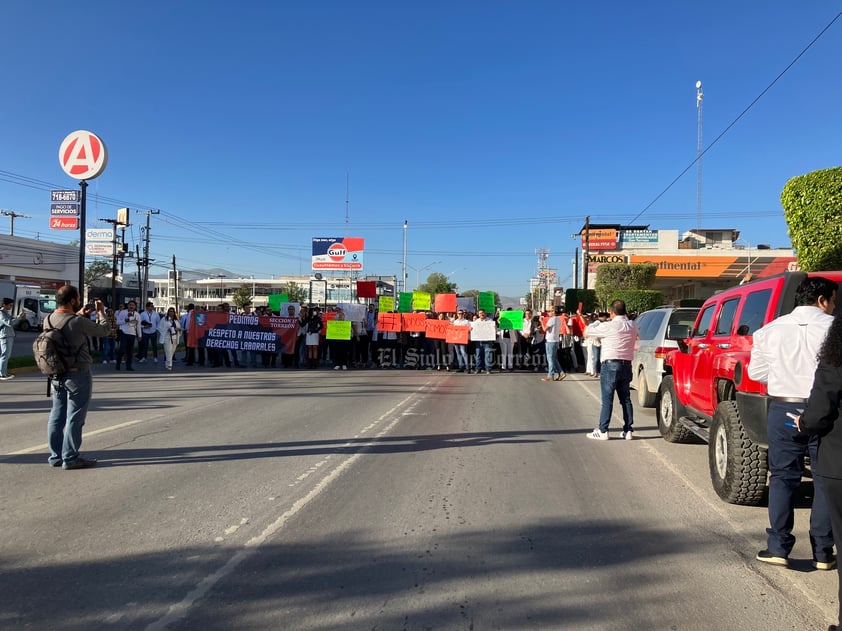 Trabajadores del Poder Judicial de la Federación en Torreón protestaron por los recortes presupuestales que pretende realizar la Presidencia de la República, al considerar que se afectarán sus derechos laborales.