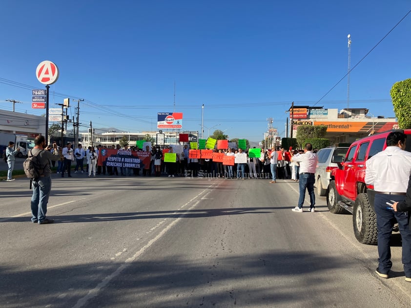 Trabajadores del Poder Judicial de la Federación en Torreón protestaron por los recortes presupuestales que pretende realizar la Presidencia de la República, al considerar que se afectarán sus derechos laborales.