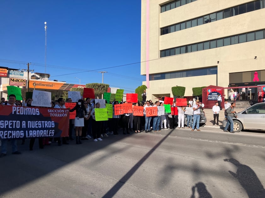 Trabajadores del Poder Judicial de la Federación en Torreón protestaron por los recortes presupuestales que pretende realizar la Presidencia de la República, al considerar que se afectarán sus derechos laborales.