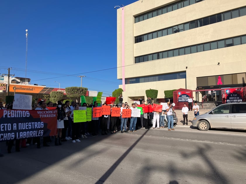 Trabajadores del Poder Judicial de la Federación en Torreón protestaron por los recortes presupuestales que pretende realizar la Presidencia de la República, al considerar que se afectarán sus derechos laborales.