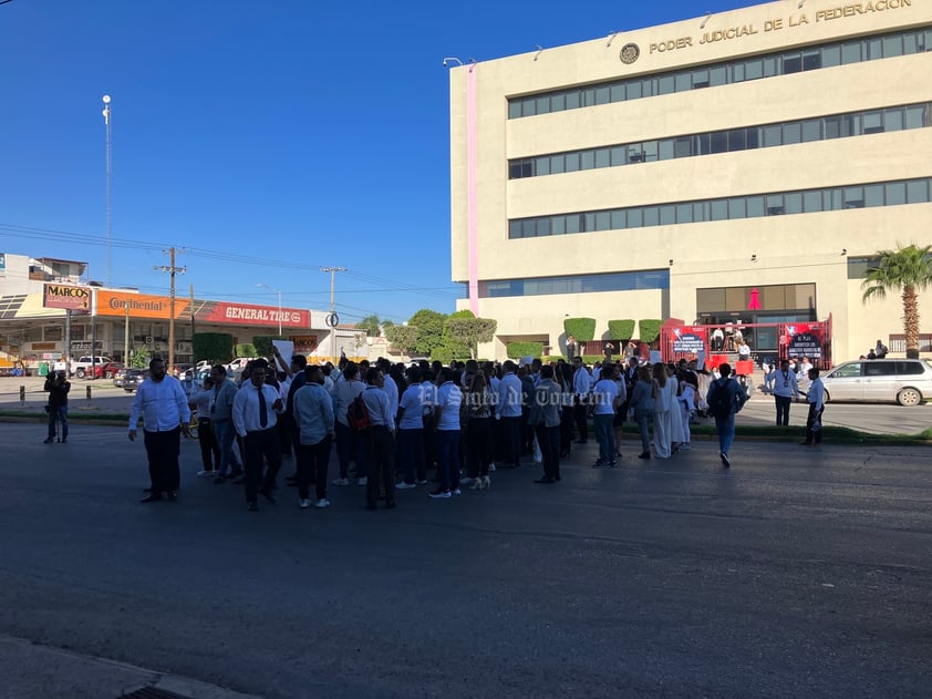 Trabajadores del Poder Judicial de la Federación en Torreón protestaron por los recortes presupuestales que pretende realizar la Presidencia de la República, al considerar que se afectarán sus derechos laborales.