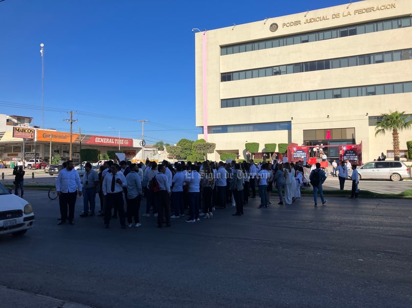 Trabajadores del Poder Judicial de la Federación en Torreón protestaron por los recortes presupuestales que pretende realizar la Presidencia de la República, al considerar que se afectarán sus derechos laborales.