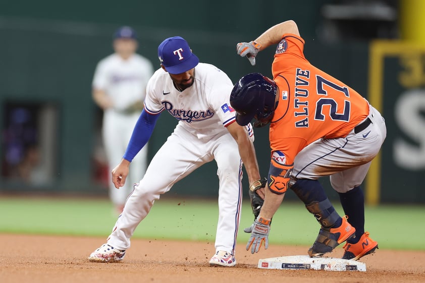 Astros vence a Rangers y se emparejan en la Serie