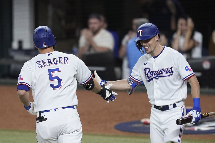 Astros vence a Rangers y se emparejan en la Serie