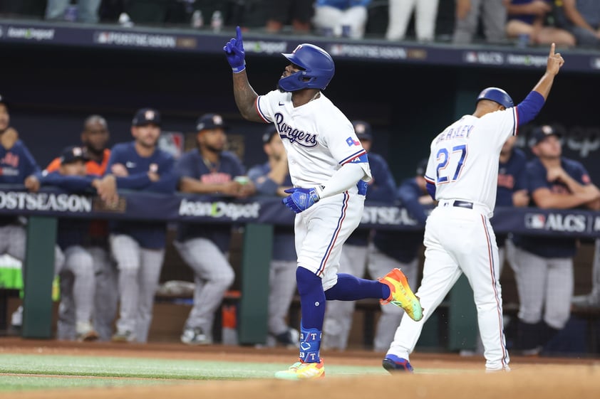 Astros vence a Rangers y se emparejan en la Serie