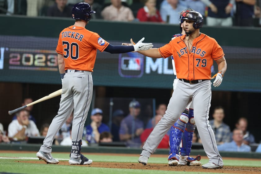 Astros vence a Rangers y se emparejan en la Serie