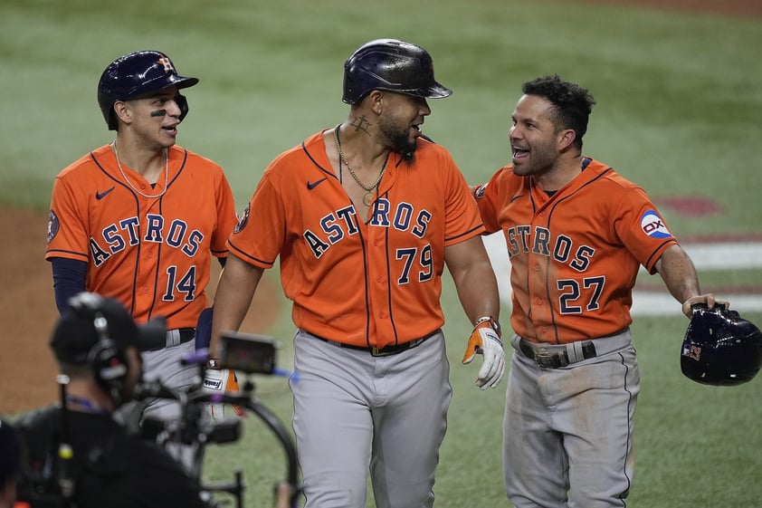 Astros vence a Rangers y se emparejan en la Serie