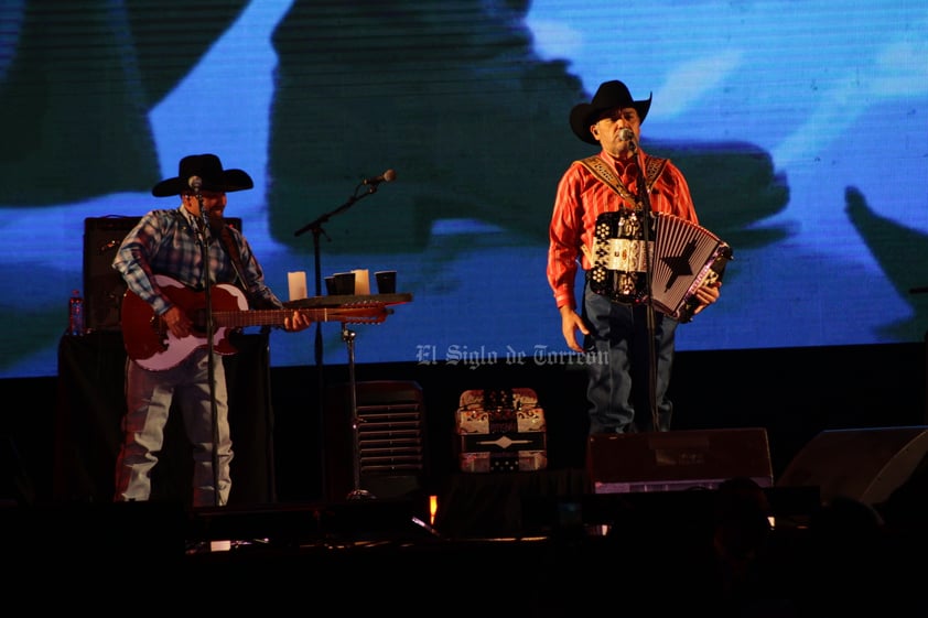 Disfrutan concierto de Intocable en Torreón