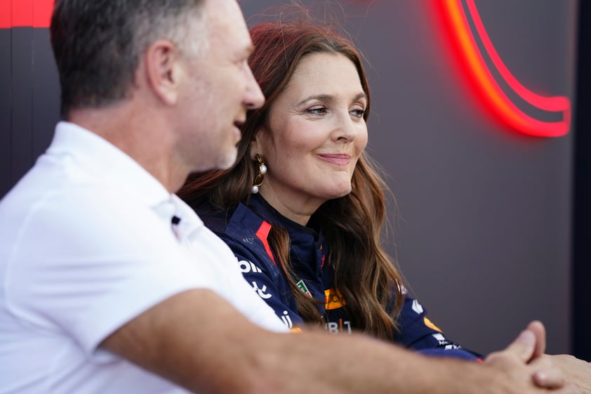 Drew Barrymore en su visita a Red Bull con Checo Pérez