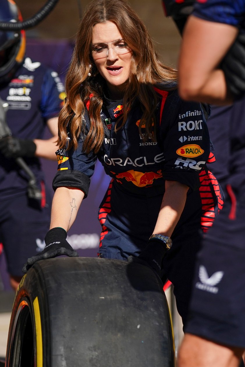 Drew Barrymore en su visita a Red Bull con Checo Pérez