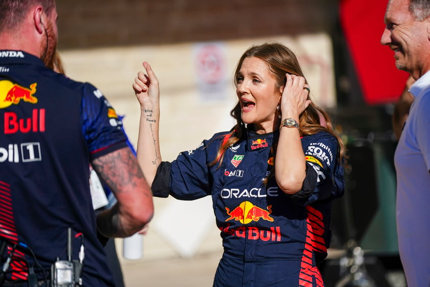 Drew Barrymore en su visita a Red Bull con Checo Pérez