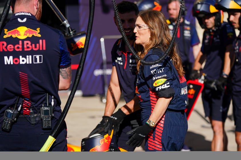 Drew Barrymore en su visita a Red Bull con Checo Pérez