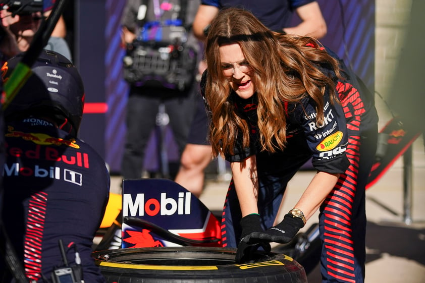 Drew Barrymore en su visita a Red Bull con Checo Pérez