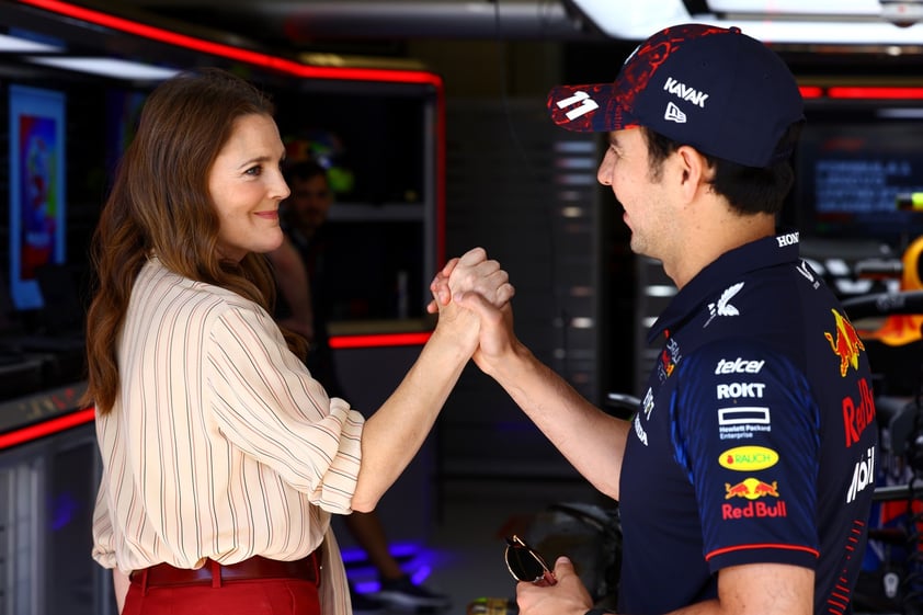 Drew Barrymore en su visita a Red Bull con Checo Pérez