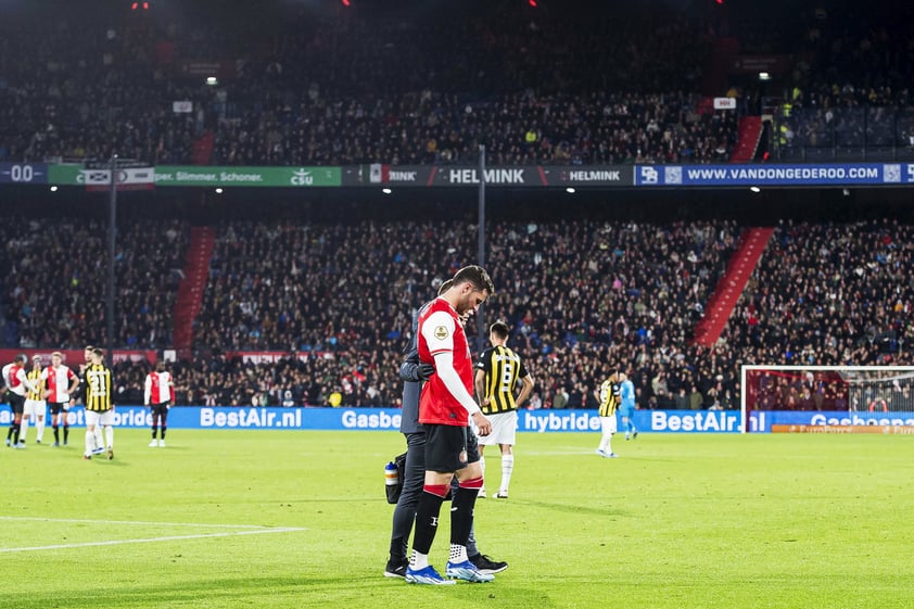 El delantero mexicano marcó un doblete en su primer partido de Champions League