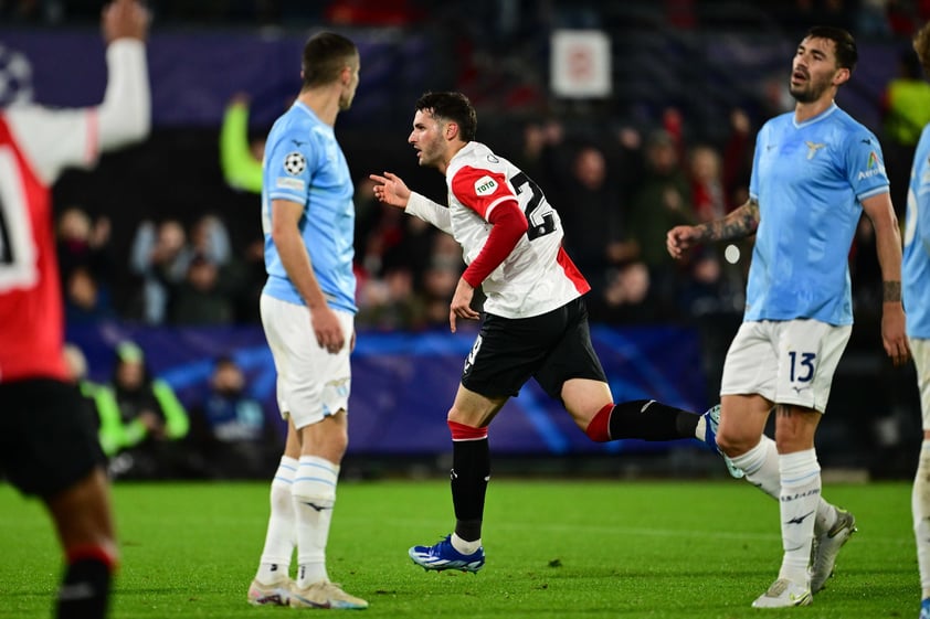 El delantero mexicano marcó un doblete en su primer partido de Champions League