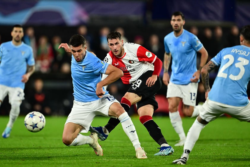 El delantero mexicano marcó un doblete en su primer partido de Champions League