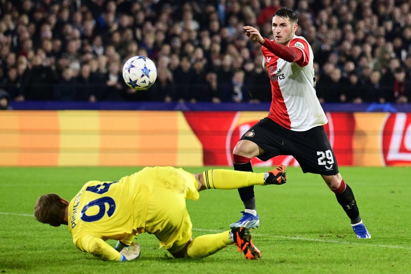 El delantero mexicano marcó un doblete en su primer partido de Champions League