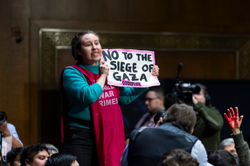 Interrumpen una audiencia en el Senado de EUA al grito de: 'alto al fuego ya en Gaza'