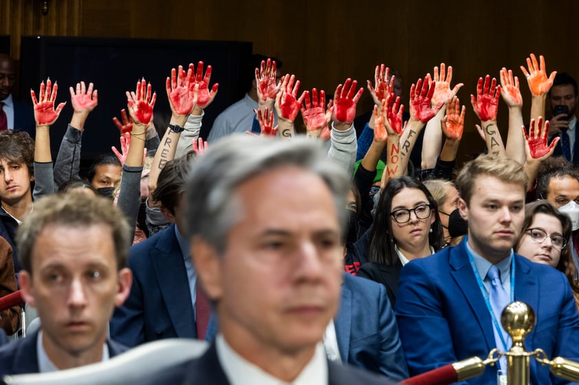 Interrumpen una audiencia en el Senado de EUA al grito de: 'alto al fuego ya en Gaza'