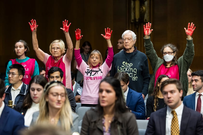 Interrumpen una audiencia en el Senado de EUA al grito de: 'alto al fuego ya en Gaza'