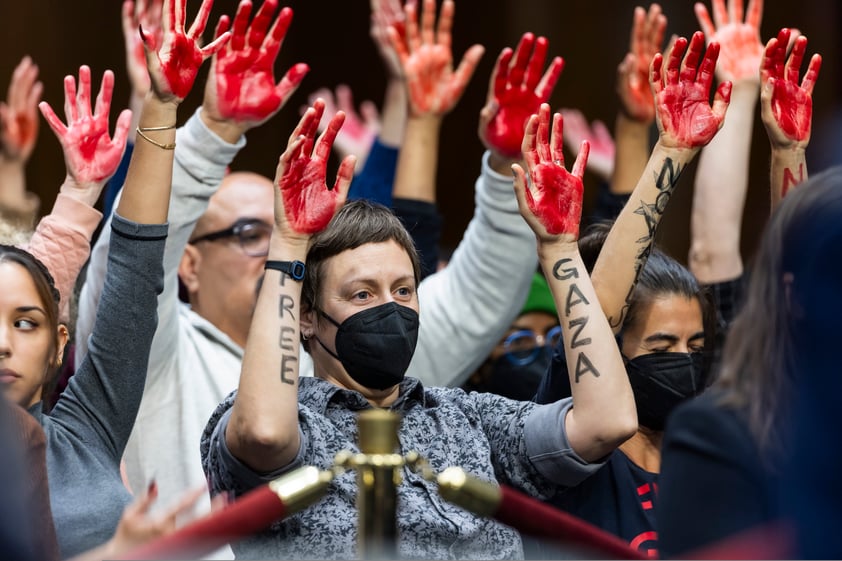 Interrumpen una audiencia en el Senado de EUA al grito de: 'alto al fuego ya en Gaza'