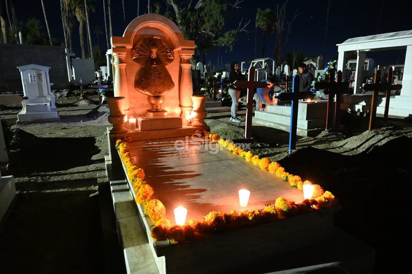 Llevan a cabo la 'Noche de luces' en San Pedro