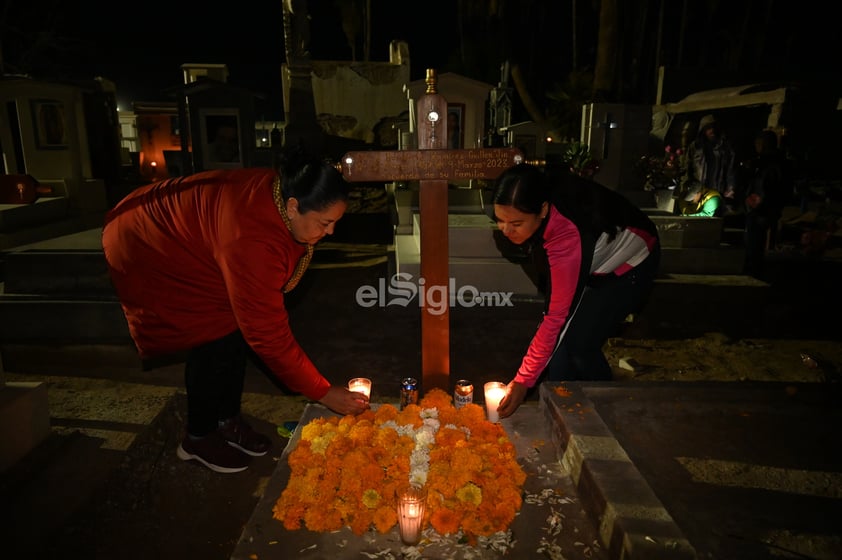 Llevan a cabo la 'Noche de luces' en San Pedro