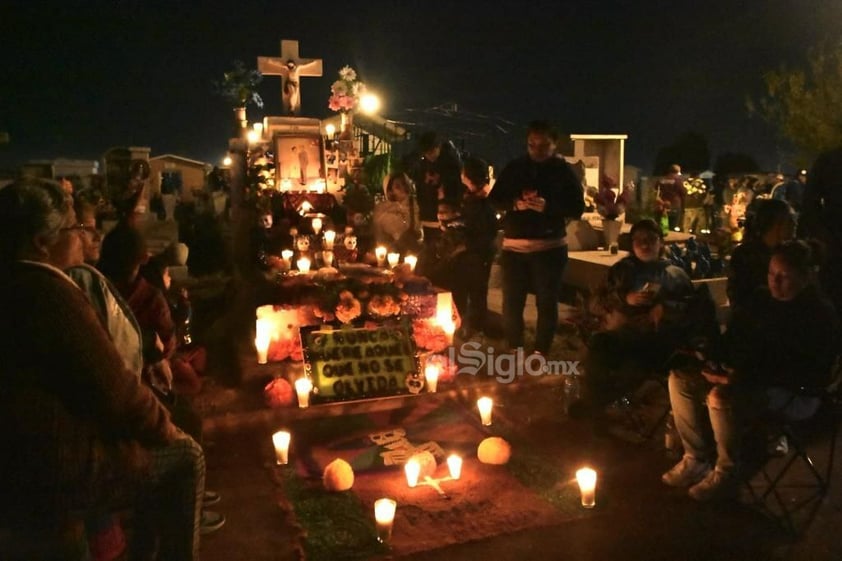 Unas 15 mil personas visitan el panteón Guadalupe de Monclova en la noche