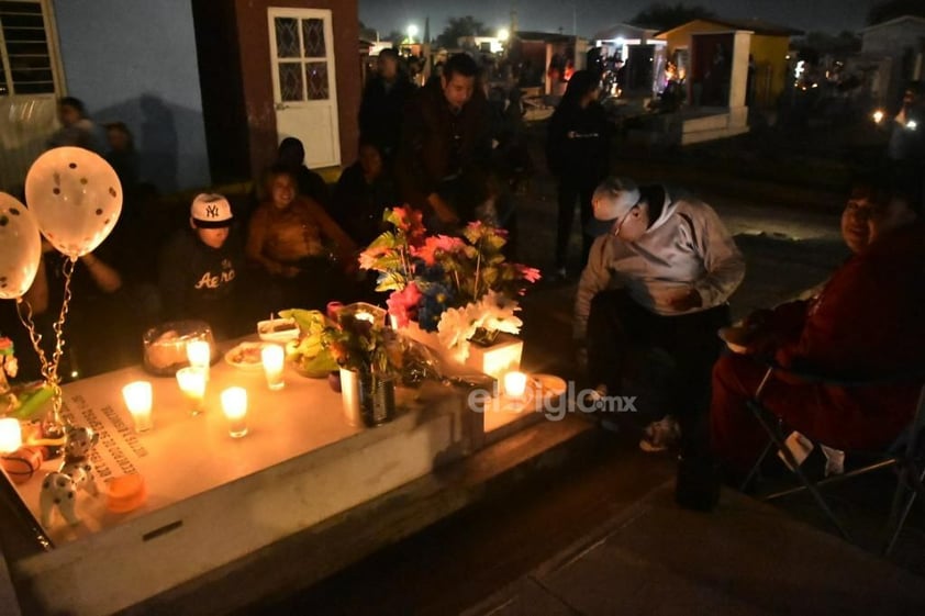 Unas 15 mil personas visitan el panteón Guadalupe de Monclova en la noche