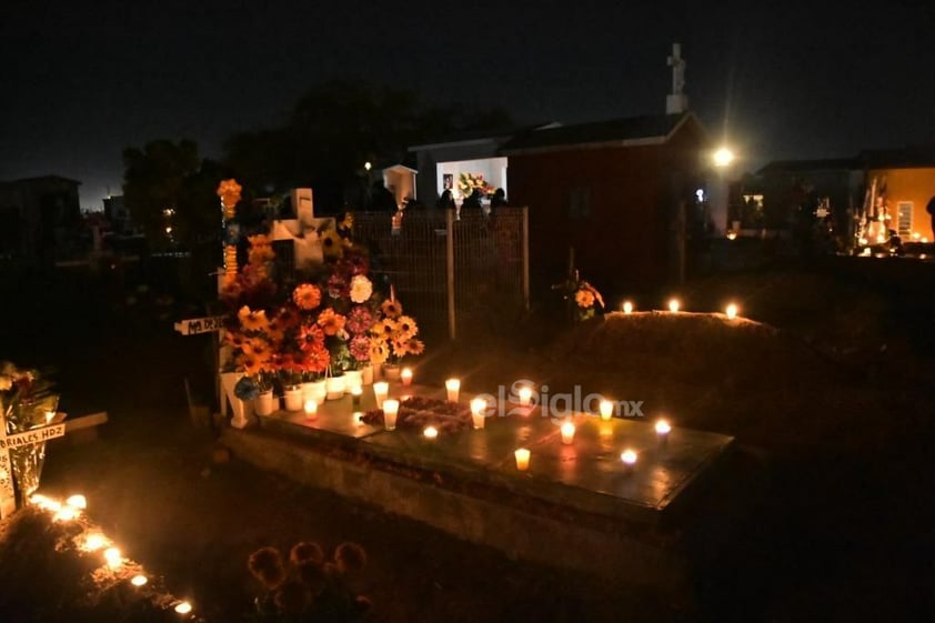 Unas 15 mil personas visitan el panteón Guadalupe de Monclova en la noche